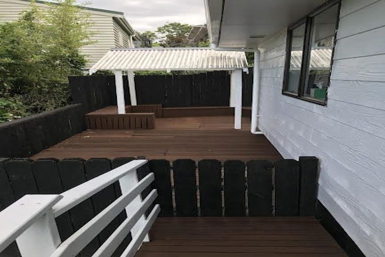 Photo of property in 2/23 Camelot Place, Glenfield, Auckland, 0629