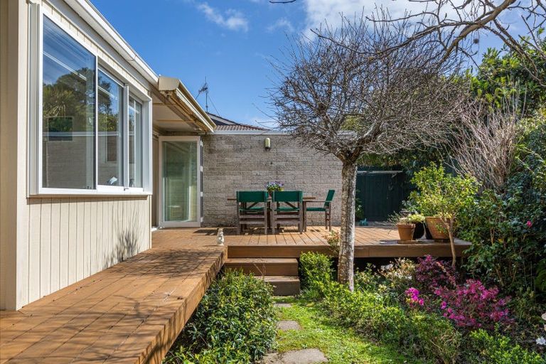 Photo of property in 1/5 Hanlon Crescent, Narrow Neck, Auckland, 0624