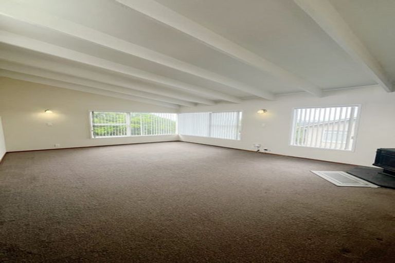 Photo of property in 12 Holdaway Avenue, Northcote, Auckland, 0627