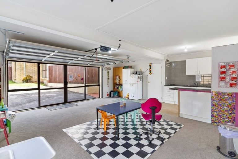 Photo of property in 2/30 Redoubt Road, Goodwood Heights, Auckland, 2105