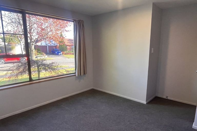 Photo of property in 32 Karnak Crescent, Russley, Christchurch, 8042