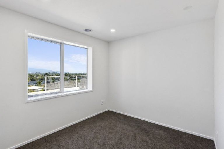 Photo of property in 64 Kakariki Grove, Waikanae, 5036