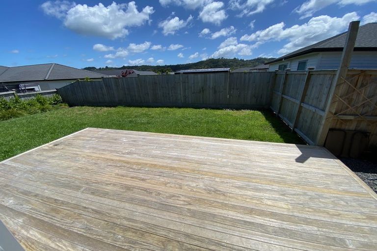 Photo of property in 18 Gilbransen Road, Kumeu, 0810