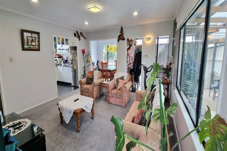 Photo of property in 8a Fruitvale Road, New Lynn, Auckland, 0600