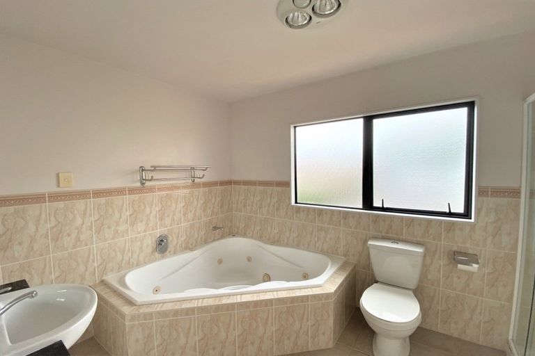 Photo of property in 102b Meadowland Drive, Somerville, Auckland, 2014