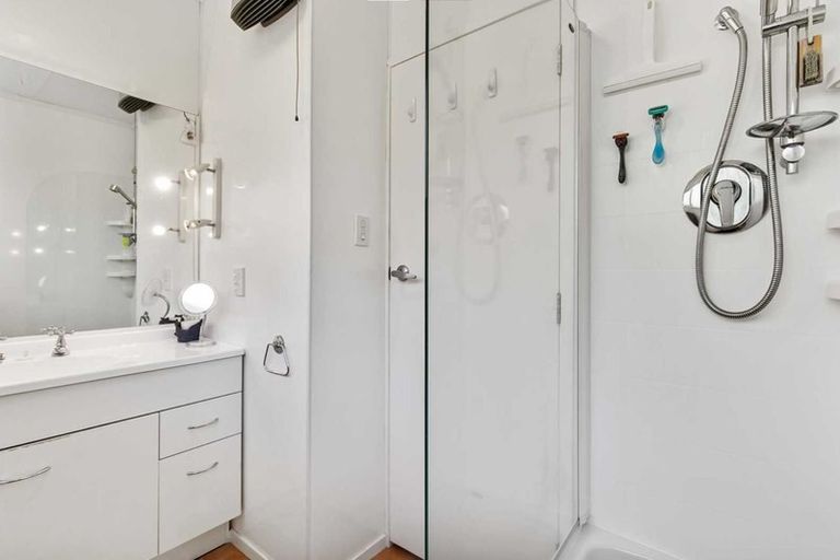 Photo of property in 1/8 Kororo Street, Northcote, Auckland, 0627