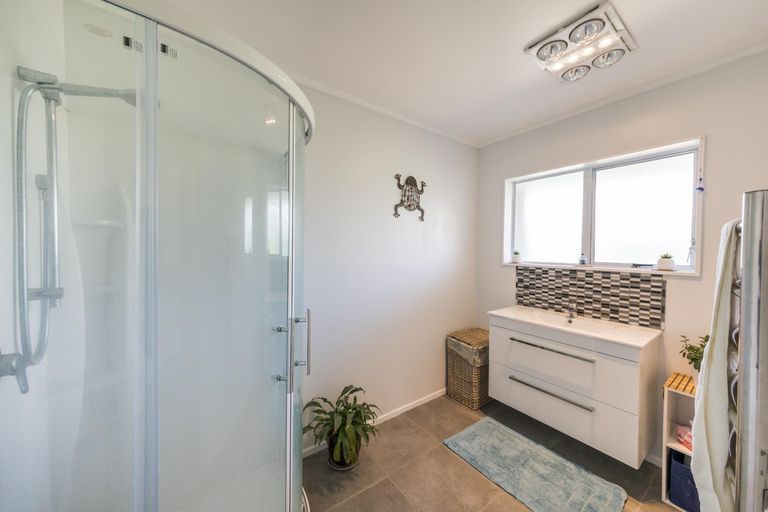 Photo of property in 21 Colonial Place, Kelvin Grove, Palmerston North, 4414