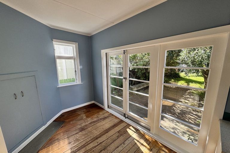 Photo of property in 61 Endeavour Street, Lyall Bay, Wellington, 6022