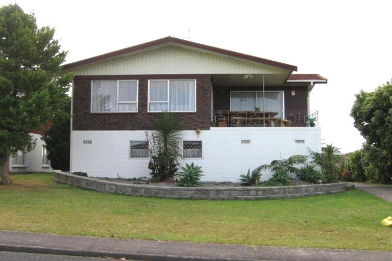 Photo of property in 16 Jenelin Road, Glendene, Auckland, 0602