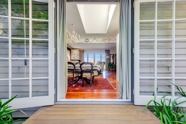 Photo of property in 16 Spencer Road, Hospital Hill, Napier, 4110