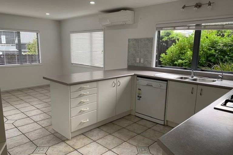 Photo of property in 2/90 Pupuke Road, Hillcrest, Auckland, 0627