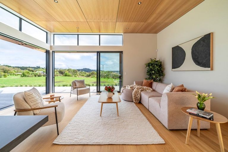 Photo of property in 43 Paekakariki Hill Road, Pauatahanui, Porirua, 5381