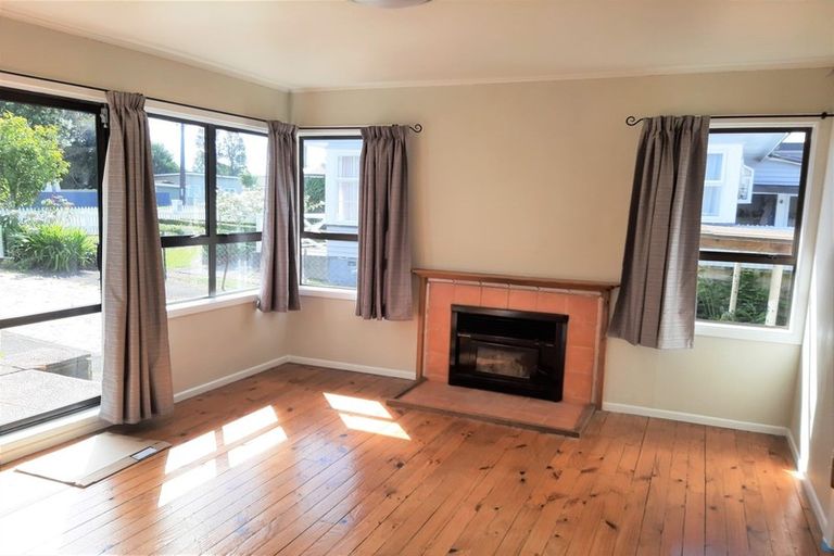 Photo of property in 41 Awaroa Road, Sunnyvale, Auckland, 0612