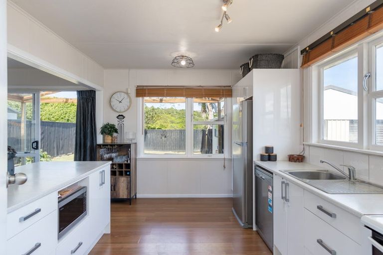 Photo of property in 96 Sievers Grove, Cannons Creek, Porirua, 5024