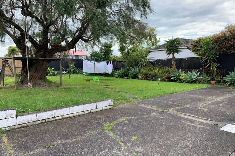 Photo of property in 2/75 Cliff View Drive, Green Bay, Auckland, 0604