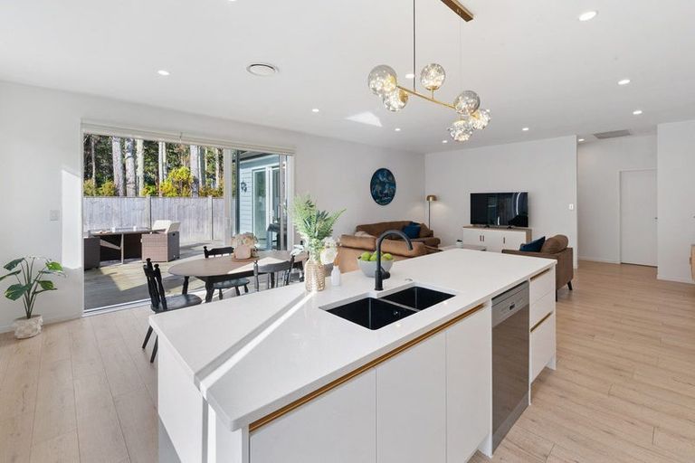 Photo of property in 28 Konoba Avenue, Kumeu, 0810