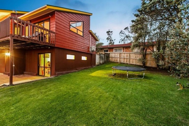 Photo of property in 17 Sungrove Rise, Sunnyvale, Auckland, 0612