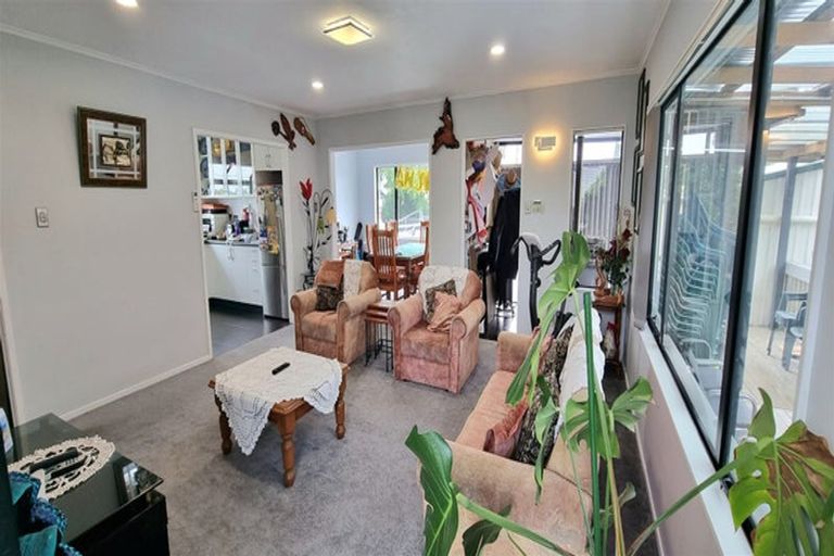 Photo of property in 8a Fruitvale Road, New Lynn, Auckland, 0600