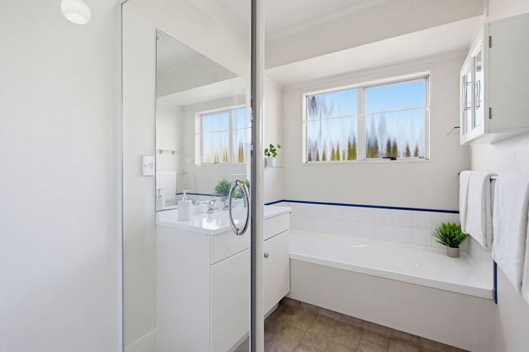 Photo of property in 52 Bodi Place, Te Atatu South, Auckland, 0610