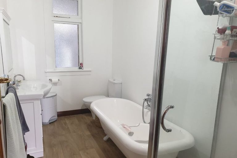 Photo of property in 18 Queens Drive, Kilbirnie, Wellington, 6022