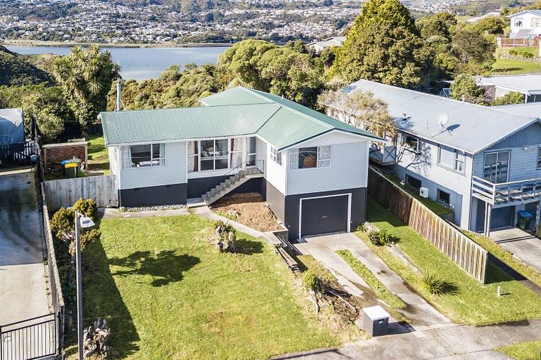 Photo of property in 124 Gloaming Hill, Titahi Bay, Porirua, 5022