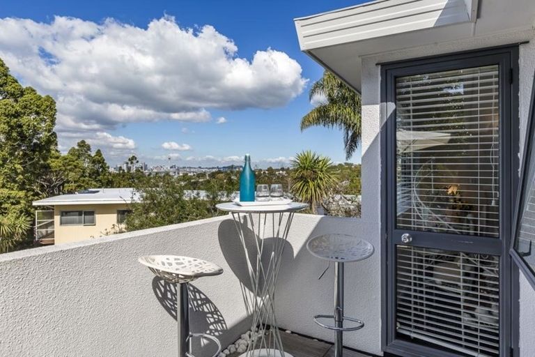 Photo of property in 6/12 Wernham Place, Northcote, Auckland, 0626