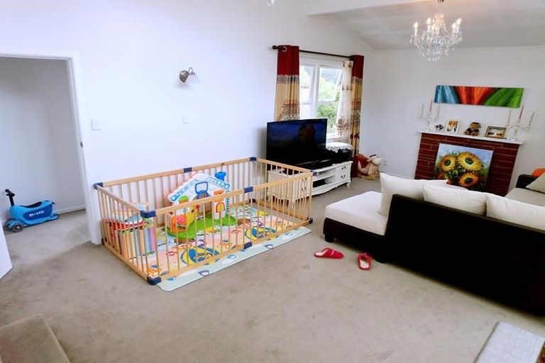 Photo of property in 5 Totaravale Drive, Totara Vale, Auckland, 0629