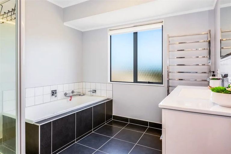 Photo of property in 18 Joseph Banks Drive, Whitby, Porirua, 5024