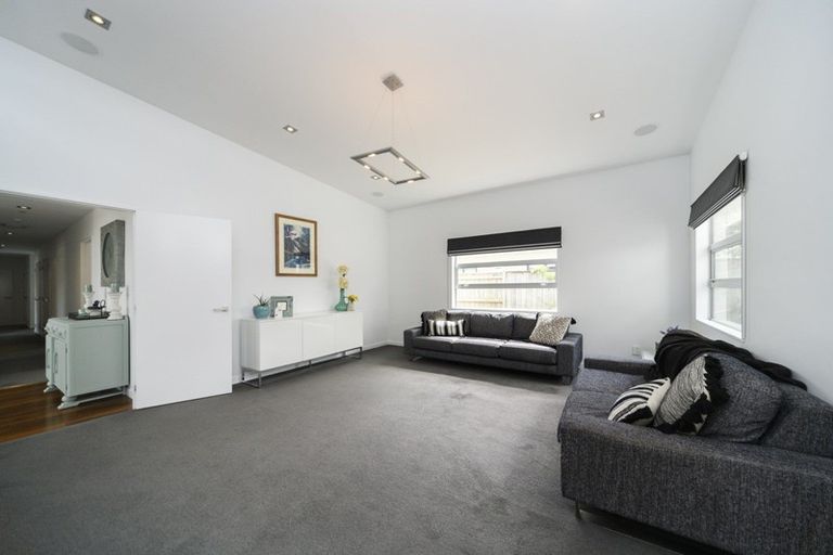 Photo of property in 2 Chestnut Close, Kelvin Grove, Palmerston North, 4414