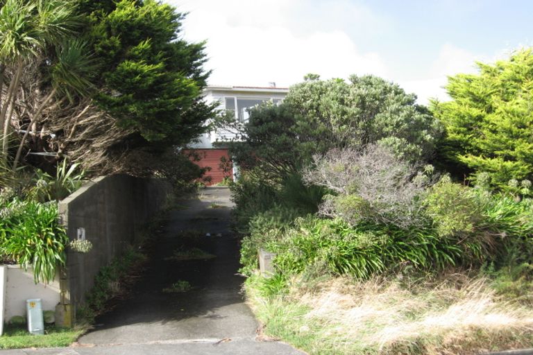 Photo of property in 4 Chapman Street, Newlands, Wellington, 6037