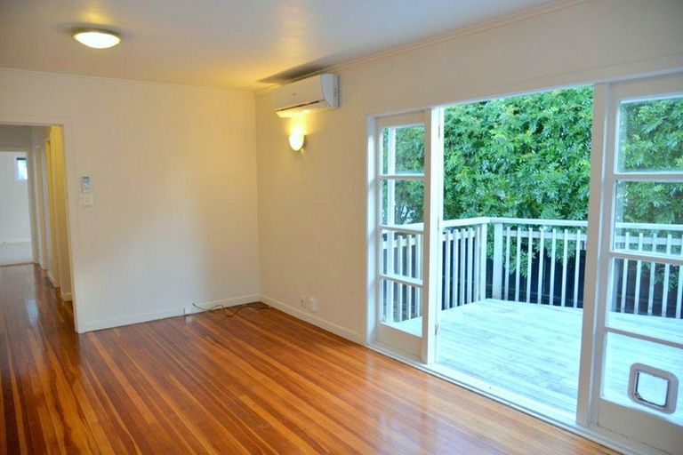 Photo of property in 1/190 East Coast Road, Forrest Hill, Auckland, 0620