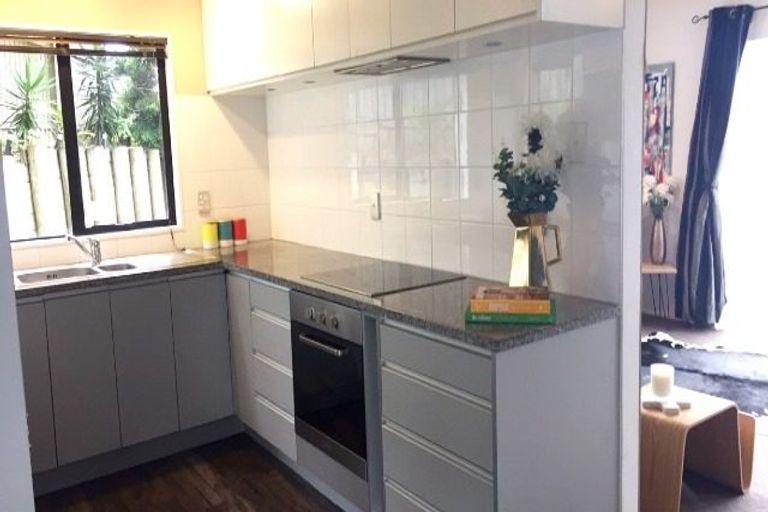 Photo of property in 2/2 Valecrest Place, Bayview, Auckland, 0629