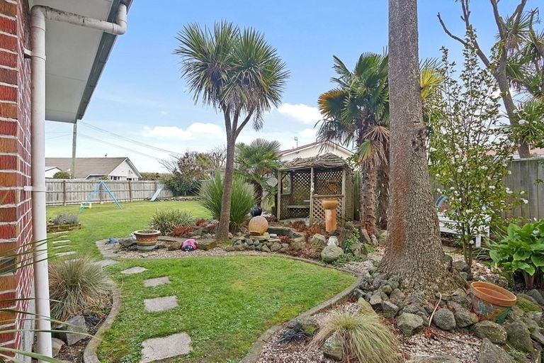 Photo of property in 27 Barclay Place, Burwood, Christchurch, 8061
