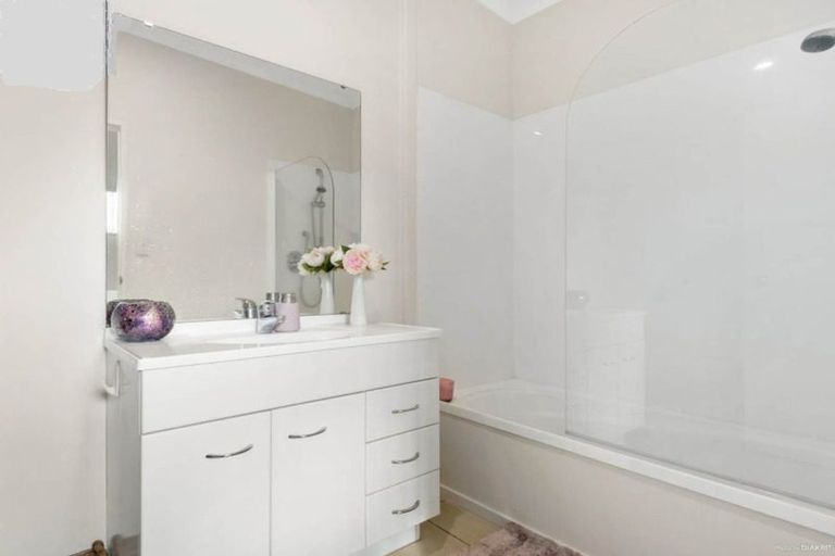 Photo of property in 14 Brashier Circle, Sunnyvale, Auckland, 0612