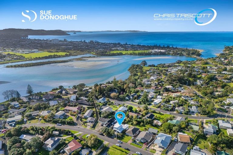 Photo of property in 25 Moffat Road, Red Beach, 0932
