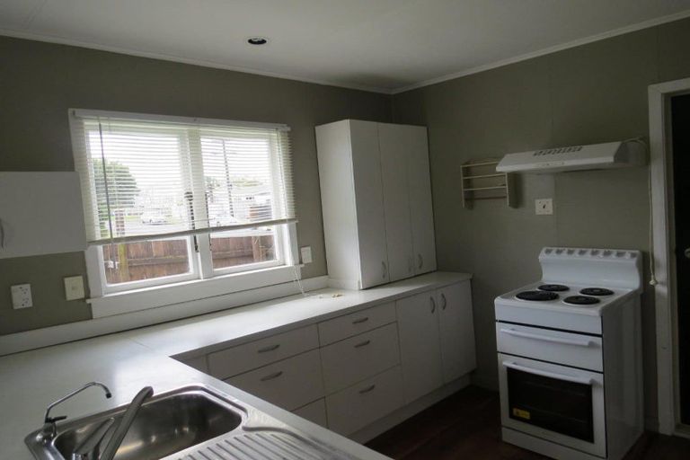 Photo of property in 15 York Crescent, Westown, New Plymouth, 4310