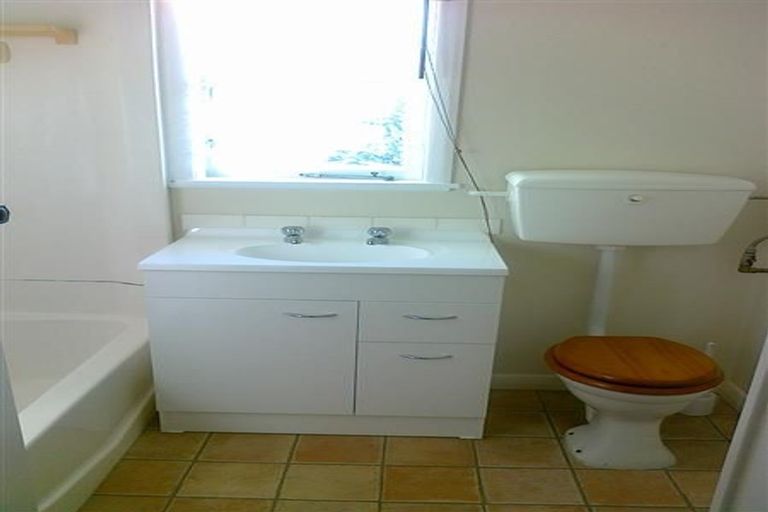 Photo of property in 1/30 Hillcrest Avenue, Hillcrest, Auckland, 0627