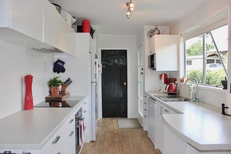 Photo of property in 58 Taipari Road, Te Atatu Peninsula, Auckland, 0610