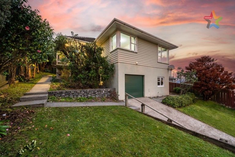 Photo of property in 102 Dowse Drive, Maungaraki, Lower Hutt, 5010