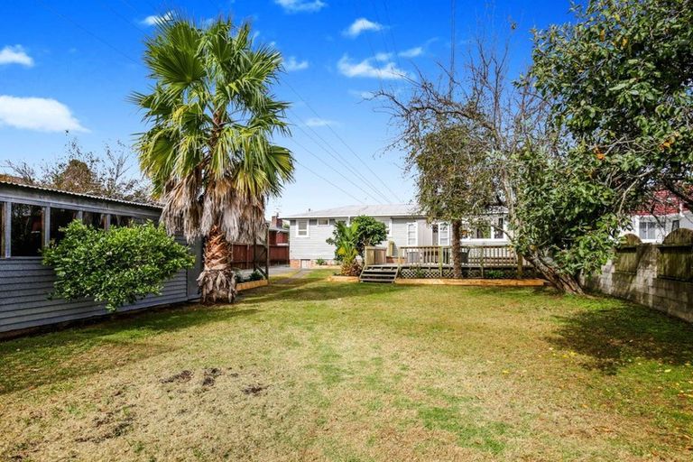 Photo of property in 10 Royal View Road, Te Atatu South, Auckland, 0610