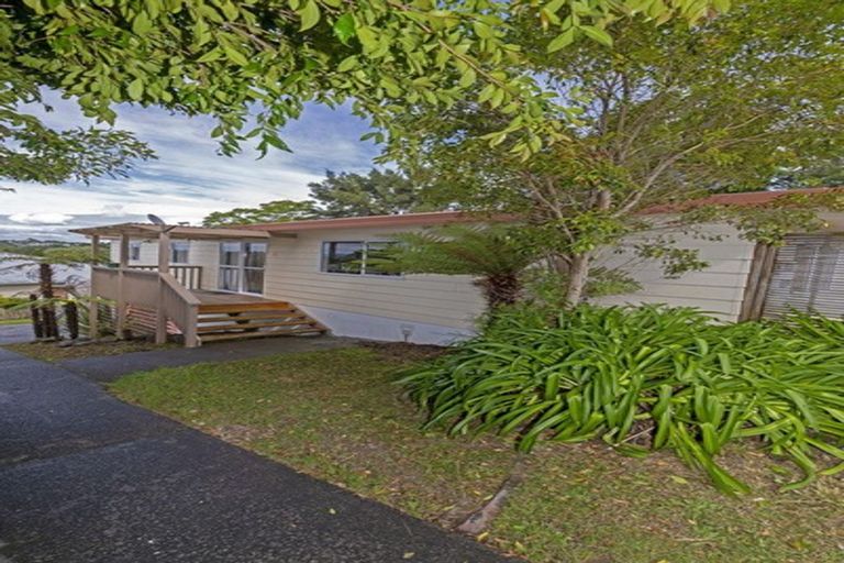 Photo of property in 15 Worthington Place, West Harbour, Auckland, 0618