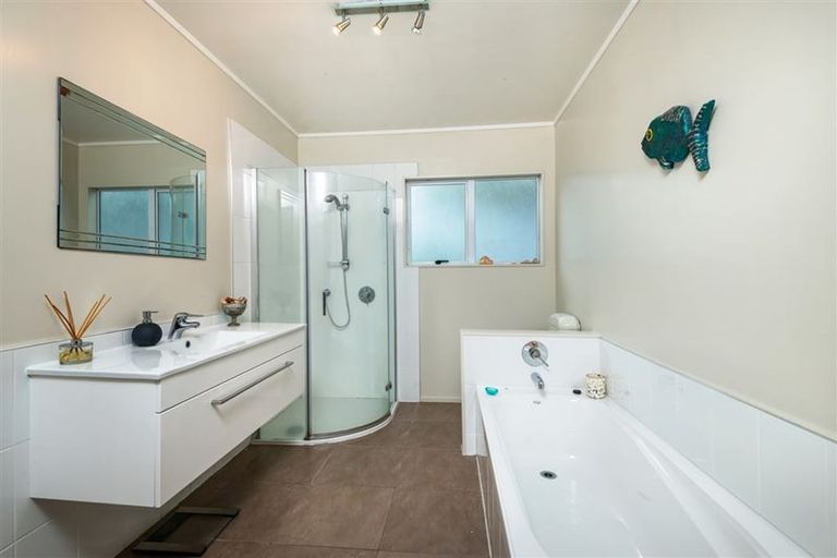 Photo of property in 1/39 Radiata Lane, Chatswood, Auckland, 0626