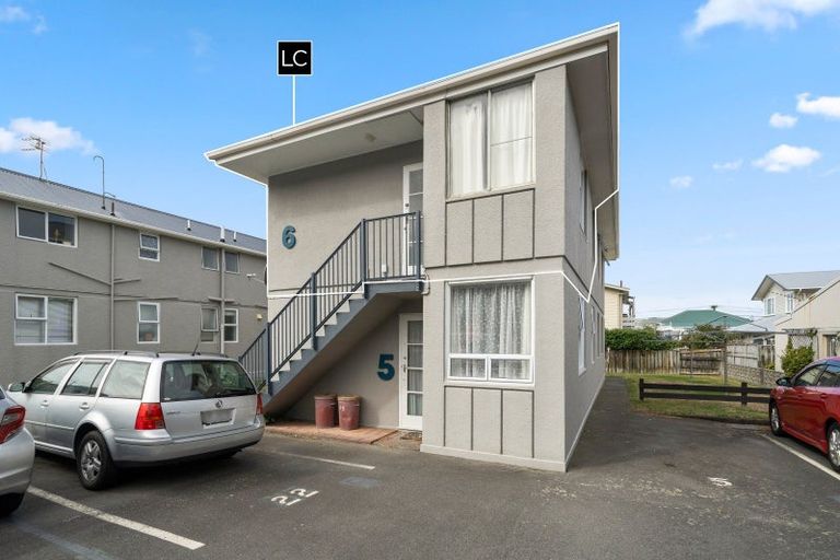 Photo of property in 6/127 Queens Drive, Lyall Bay, Wellington, 6022