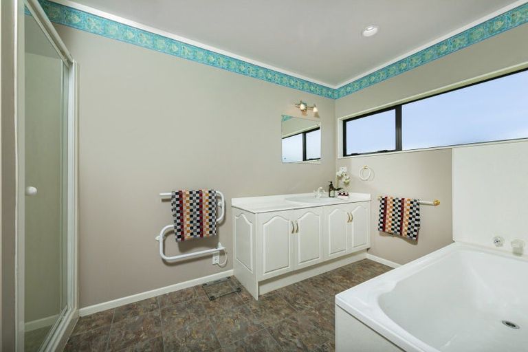 Photo of property in 11 Windfall Grove, Greenhithe, Auckland, 0632