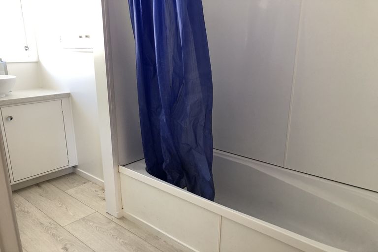 Photo of property in 3/2 Longbill Place, Glendene, Auckland, 0602