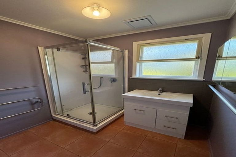 Photo of property in 188 Sunnynook Road, Totara Vale, Auckland, 0627