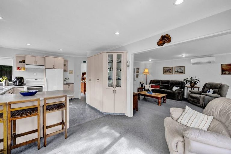 Photo of property in 6 Mayfair Place, Westown, New Plymouth, 4310