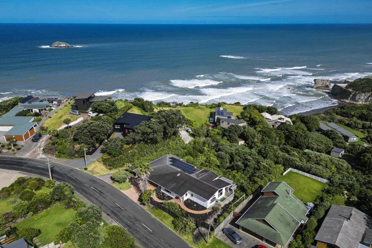 Photo of property in 77 Waitea Road, Muriwai, 0881