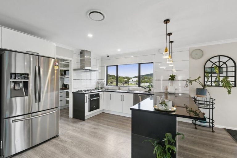 Photo of property in 32 Mervyn Kemp Drive, Tawa, Wellington, 5028