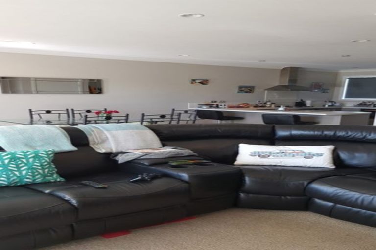 Photo of property in 9e Clearwater Cove, West Harbour, Auckland, 0618